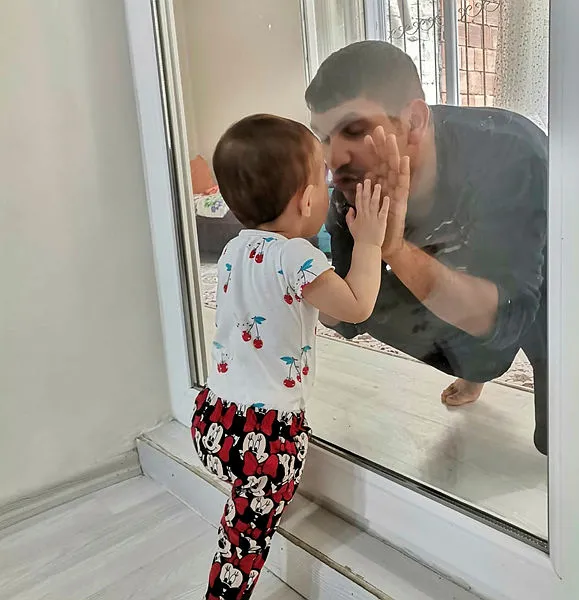 Yürek sızlatan an! Korona virüse yakalanan baba 2 yaşındaki kızını camın arkasından seviyor - 2