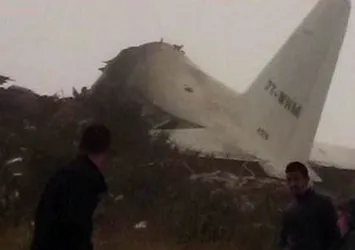 Cezayir’de askeri uçak düştü