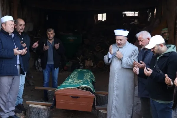 kutahyada-yasli-kadinin-olumunde-korkunc-iddia-annemi-o-ayi-parcaladi-1670317318079.jpg Kütahya’da yaşlı kadının ölümünde korkunç iddia! “Annemi o ayı parçaladı” - 5