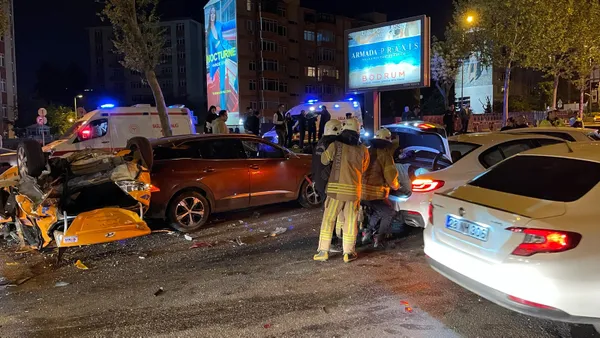 1652324979440.jpg Beşiktaş'ta 7 araç zincirleme kazaya karıştı! - 1