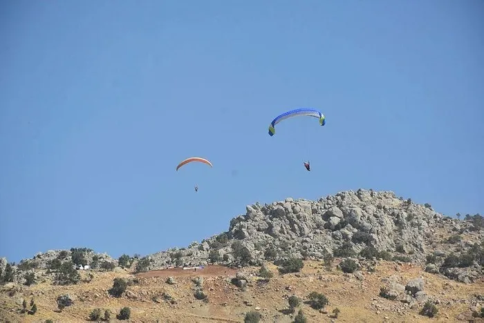Terörden temizlenen dağlarda yamaç paraşütü