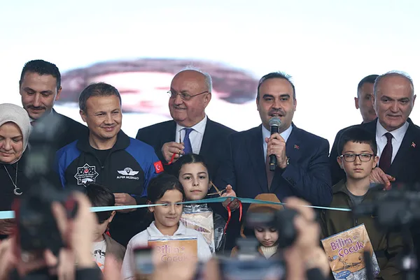 turkiyenin-ilk-astronotu-alper-gezeravci-genclerle-bulustu-turkiyenin-koymus-oldugu-hedefler-ilerlemeye-devam-1710432400497.jpg Türkiye'nin ilk astronotu Alper Gezeravcı gençlerle buluştu: Türkiye'nin koymuş olduğu hedefler ilerlemeye devam ediyor - 1