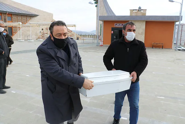 Sivas'ta yürek yakan kare! 18 gün sonra toprağa verilen bebeğin cenaze törenine 6 kişi katıldı - 4