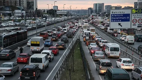 1707718231963.jpeg İstanbul'da trafik yoğunluğu yüzde 81'e ulaştı! Metrobüs duraklarında büyük yoğunluk yaşandı - 3