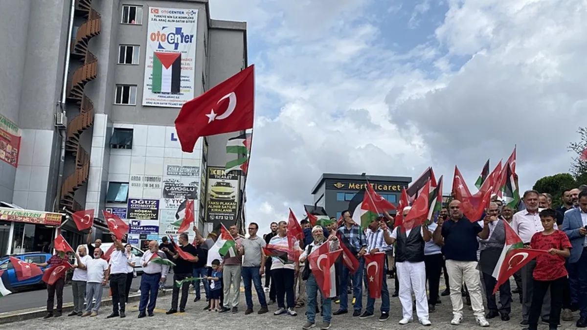 İstanbul'da oto galericiler İsrail'i protesto etti