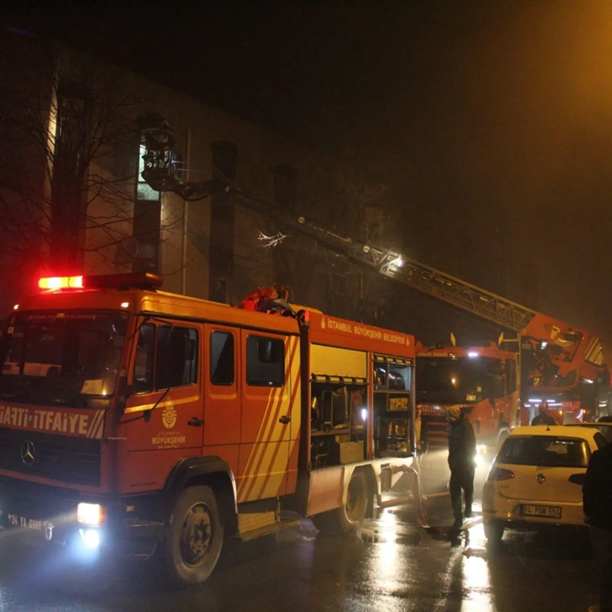 Kağıthane'de korku dolu anlar! Marangozhanedeki yangında 11 kişi ve 1 köpek kurtarıldı