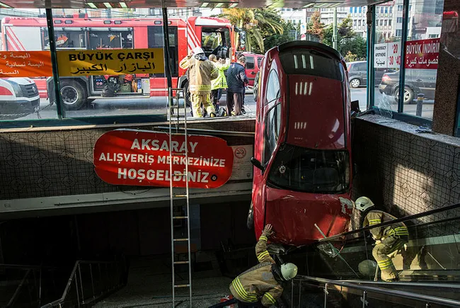 İstanbul’da faciadan dönüldü! Aksaray'da yeraltı çarşısının merdivenlerine otomobil düştü - 2