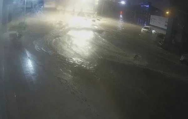 1694097817443.jpg İstanbul'da selin geliş anı kamerada! Saniyeler içinde caddeler böyle suyla doldu... - 6