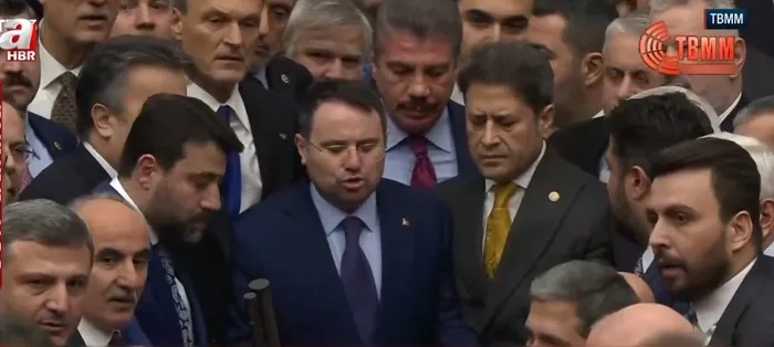 TBMM'de CHP'den provokasyon! Kürsü işgali ile törene engel olmaya çalıştılar - 6