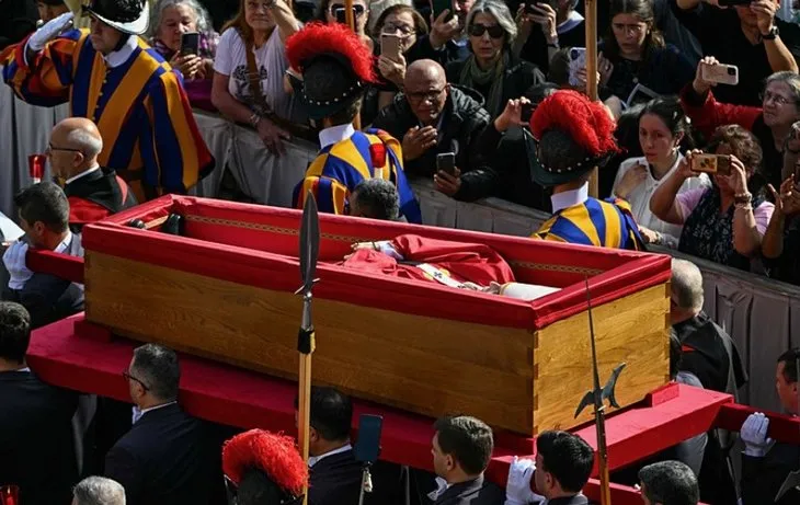 Papa’nın naaşı İsviçre muhafızları eşliğinde Aziz Petrus Bazilikası’nda! Vatikan’ın duvarları içinde yok edilecek