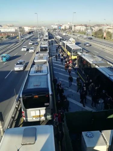 İstanbul’un metrobüs çilesi bitmiyor! Metrobüs arızalandı, seferler yapılamıyor - 2