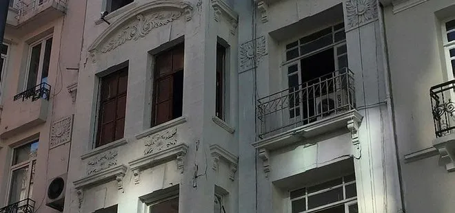 Son dakika: İstanbul’da artçı sarsıntılarda balkon çöktü