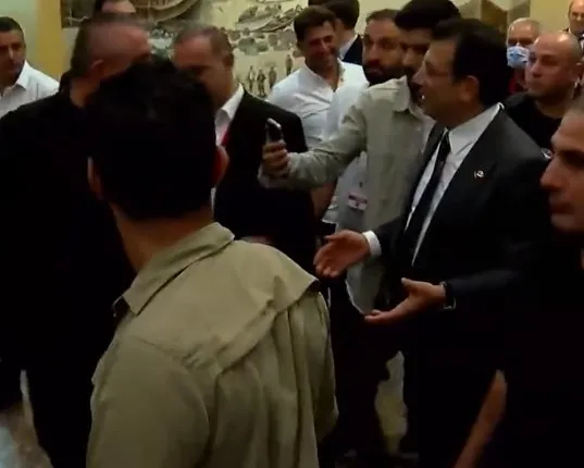 chpde-alisilagelmis-goruntuler-istanbul-il-kongresinde-kavga-bay-kemalin-canpolati-imamoglunu-dogradi-1696800779937.jpg CHP'de alışılagelmiş görüntüler! İstanbul il kongresinde kavga! Bay Kemal'in Canpolat'ı İmamoğlu'nu doğradı - 5