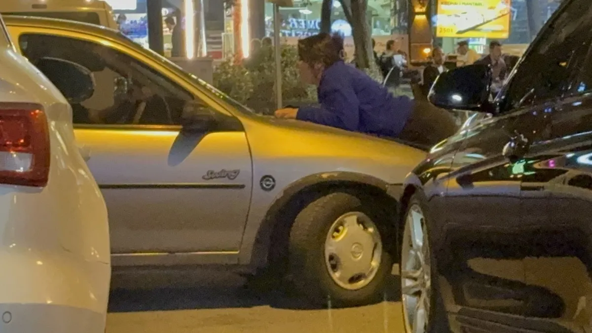Kocasıyla tartışan kadın aracın kaputuna çıktı