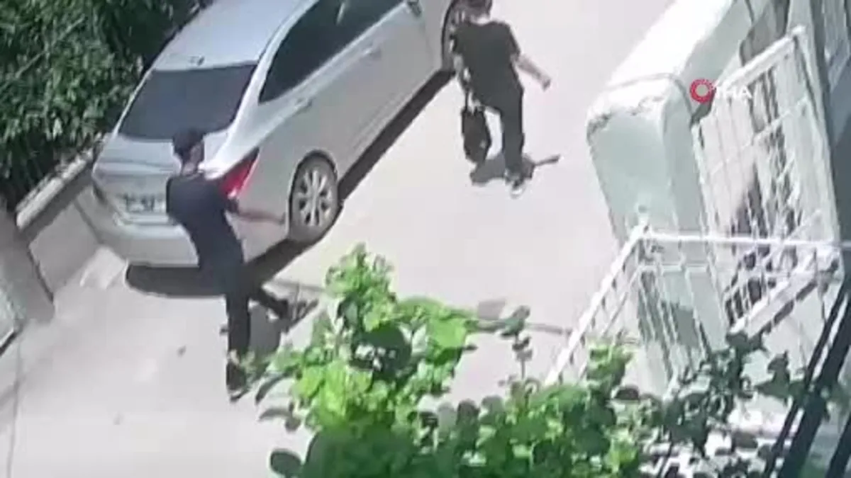Adana'da kapkaça anı kamerada