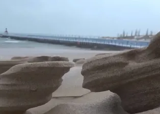 Başka bir gezegen değil... Dünya! Kıyıda beliren tuhaf yapıların sırrı ne?