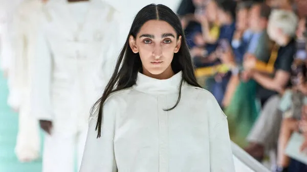 Ünlü moda markasının reklam yüzünden Azerbaycan’a alçak söylem! Terör örgütünden eğitim aldı: Saldıracağız...