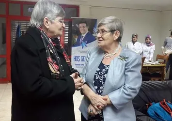Canan Karatay benzerini görünce şok oldu