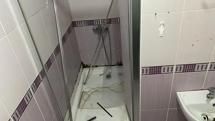 1721544048770.jpg Pişkin kiracı evi talan etti! Kirayı ödemedi bir de camı çerçeveyi indirdi! İstanbul'da klasikleşen manzara... - 3