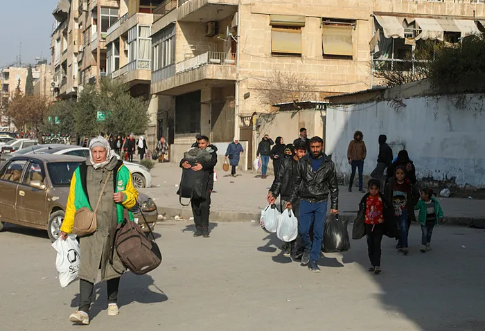 1767779979814.jpg Suriye Acil Durum ve Afet Yönetimi Bakanlığına bağlı sivil savunma ekipleri, Halep'in çeşitli mahallelerinde evlerinde mahsur kalan aileleri barınma merkezine yerleştirmek üzere tahliye etti. (AA)