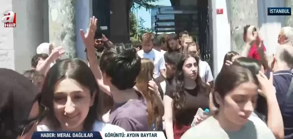 yks-heyecani-turkiyeyi-sardi-kapida-dram-siniflarda-umut-ak-parti-yks-mesaisinde-1781968198231.jpg YKS heyecanı Türkiye'yi sardı! Kapıda dram, sınıflarda umut | AK Parti YKS mesaisinde - 1