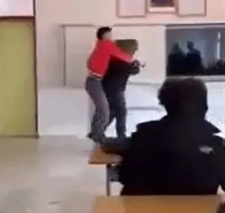 ogrencinin-hadsizligi-pes-dedirtti-ogretmeninin-basina-poset-gecirdigi-videoya-yazdigi-not-akillara-durgunluk-1648474629954.jpg Öğrencinin hadsizliği pes dedirtti! Öğretmeninin başına poşet geçirdiği videoya yazdığı not akıllara durgunluk getirdi - 2