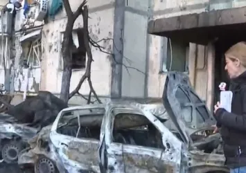 A Haber Rusya'nın vurduğu Kiev'de sivillerin bölgesinde! Araçlar metal yığınına döndü! Emine Kavasoğlu bölgedeki son durumu paylaştı