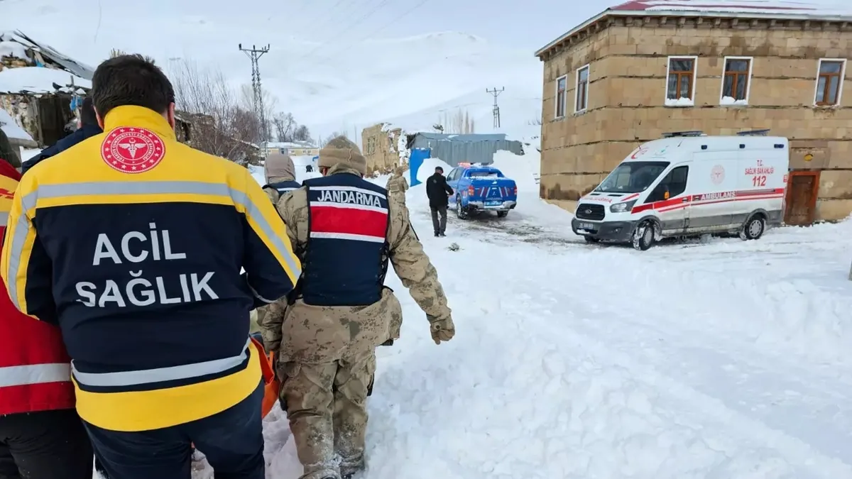 Muş'ta yolu kardan kapanan köydeki hamile kadın için ekipler seferber oldu