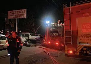 Hurda yüklü TIR devrildi; 1 yaralı