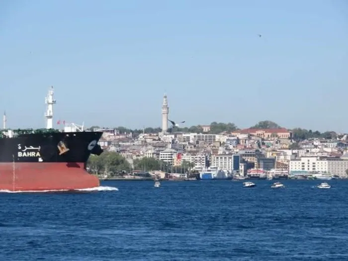 İstanbul Boğazı'nda dev gemilerle burun buruna tehlikeli balıkçılık - 3