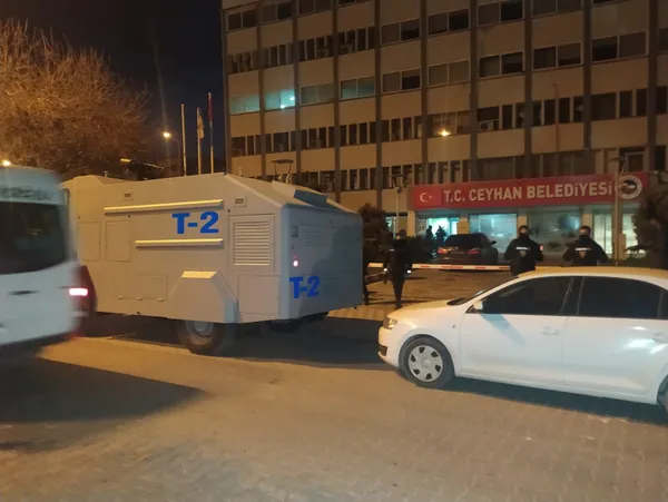 gorevden-alinan-chpli-baskan-kadir-aydar-hakkinda-gozalti-karari-1608352849848.jpg Son dakika: Ceyhan belediyesinde rüşvet operasyonu! Görevden alınan CHP'li Başkan Kadir Aydar gözaltına alındı - 1