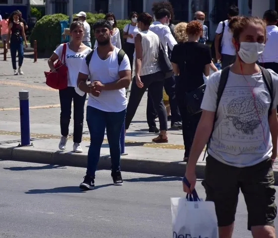 Maskesini kolunda taşıyan garsondan kan donduran sözler: 'Tek yaşıyorum ölsem de kendim ölürüm' - 5