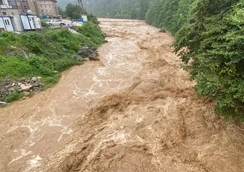 Valilik sel riskine karşı uyardı! Karadeniz'de şiddetli yağmur: Derelerin su seviyesi yükseldi | Ekipler teyakkuz halinde