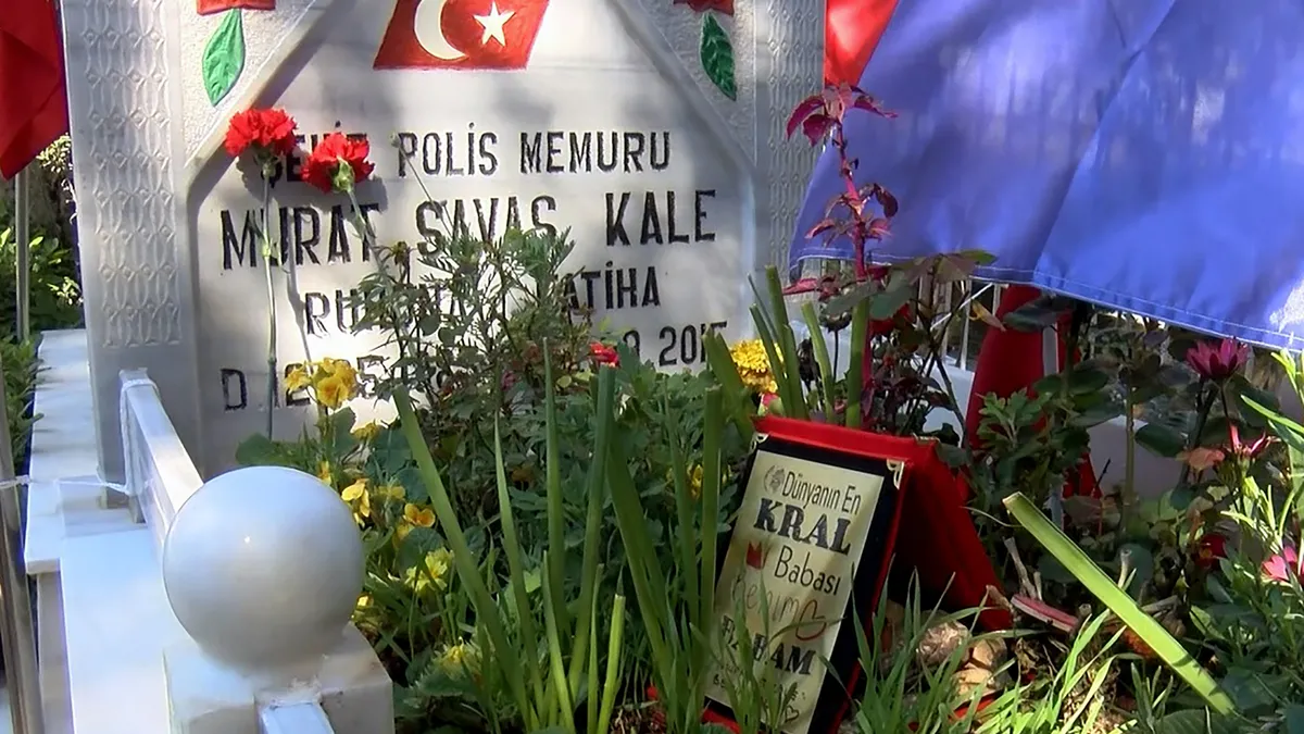 Şehit polisin mezarında duygulandıran plaket