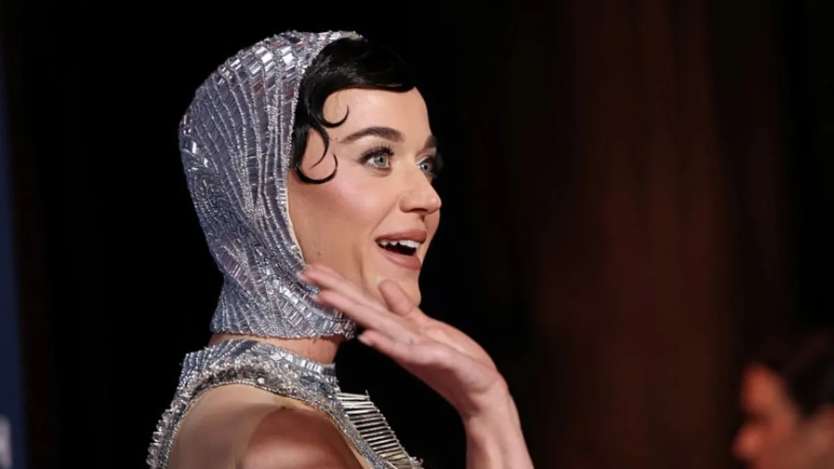 ABD'li ünlü şarkıcı Katy Perry uzaya uçtu!