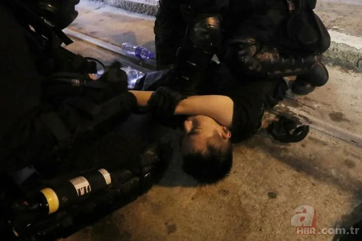 Hong Kong’da protestolar devam ediyor! Sokaklar savaş alanına döndü