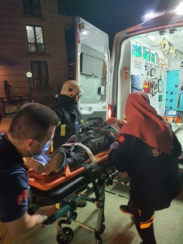 kocaelide-otomobil-kontrolden-cikti-insaat-alanina-uctu-1664344710576.jpg Kocaeli’de otomobil kontrolden çıktı inşaat alanına uçtu! - 4