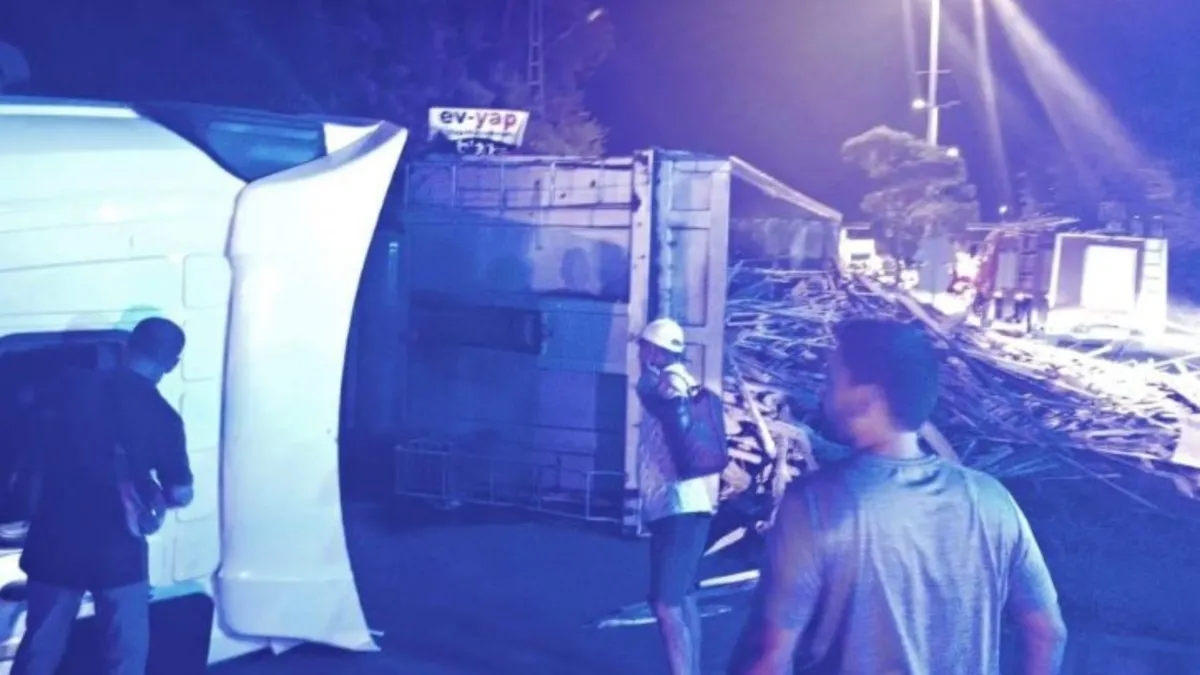 Karadeniz Ereğli'de odun yüklü kamyon devrildi!