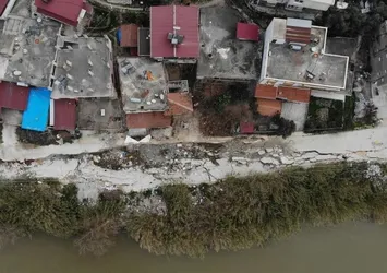 Asrın felaketini bir kez daha gözler önüne serdi! Evlerin yanında bulunan yol çöktü