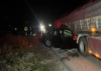 Afyonkarahisar'da feci kaza! Otomobil TIR'a arkadan çarptı: Ölü ve yaralılar var