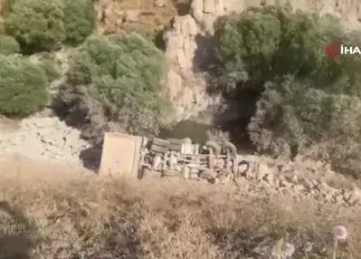 Hakkari’de kamyon uçuruma yuvarlandı