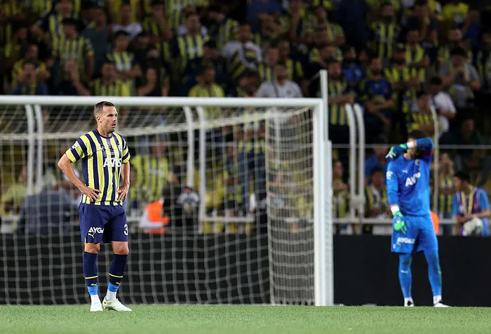 SON DAKİKA! Fenerbahçe - Slovacko maçının hakemi belli oldu