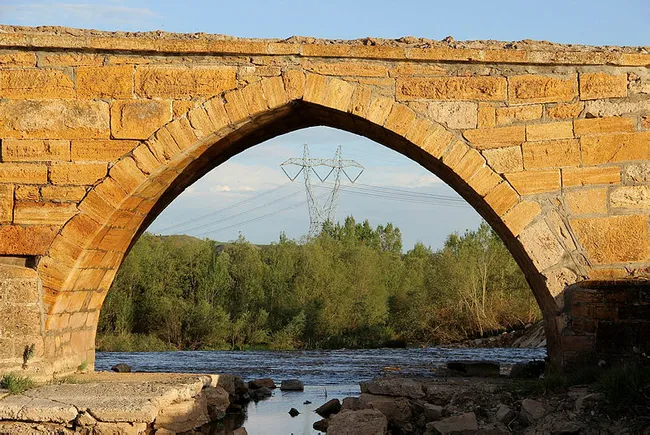 Sivas’taki 2 bin yıllık köprü motifleriyle dikkat çekiyor