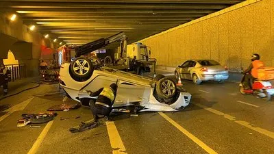 Zeytinburnu’nda otomobil alt geçitte takla attı! Kaza sonrası aracı bırakıp kaçtılar