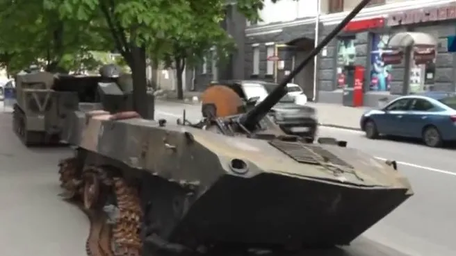 İmha edilen tanklar Kiev meydanında