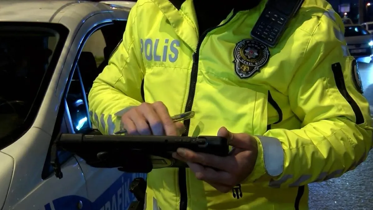 İstanbul'da trafiği tehlikeye düşüren 2 sürücüye ceza yağdı