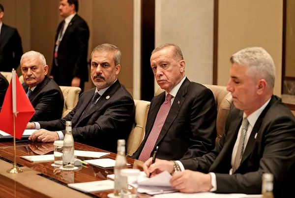 1699597767559.jpeg Başkan Recep Tayyip Erdoğan'dan yetki tartışması açıklaması: AYM arka arkaya yanlışlar yapıyor - 4
