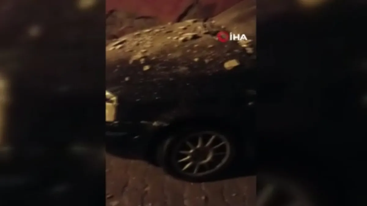 Balıkesir'deki deprem sonrası otomobilde hasar! Molozlar aracın üstüne devrildi