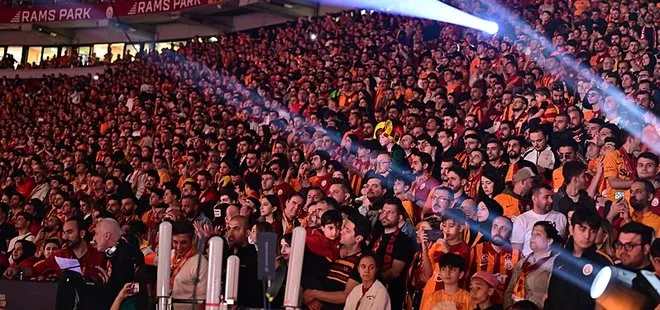 Süper Lig ve Süper Kupa şampiyonu Galatasaray kupasını aldı! Saha içinden en özel kareler ahaber.com.tr’de