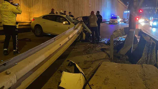1671332742756.jpg Kadıköy’de otomobil bariyerlere ok gibi saplandı! Sürücü olay yerinde aracını bırakıp kaçtı - 2